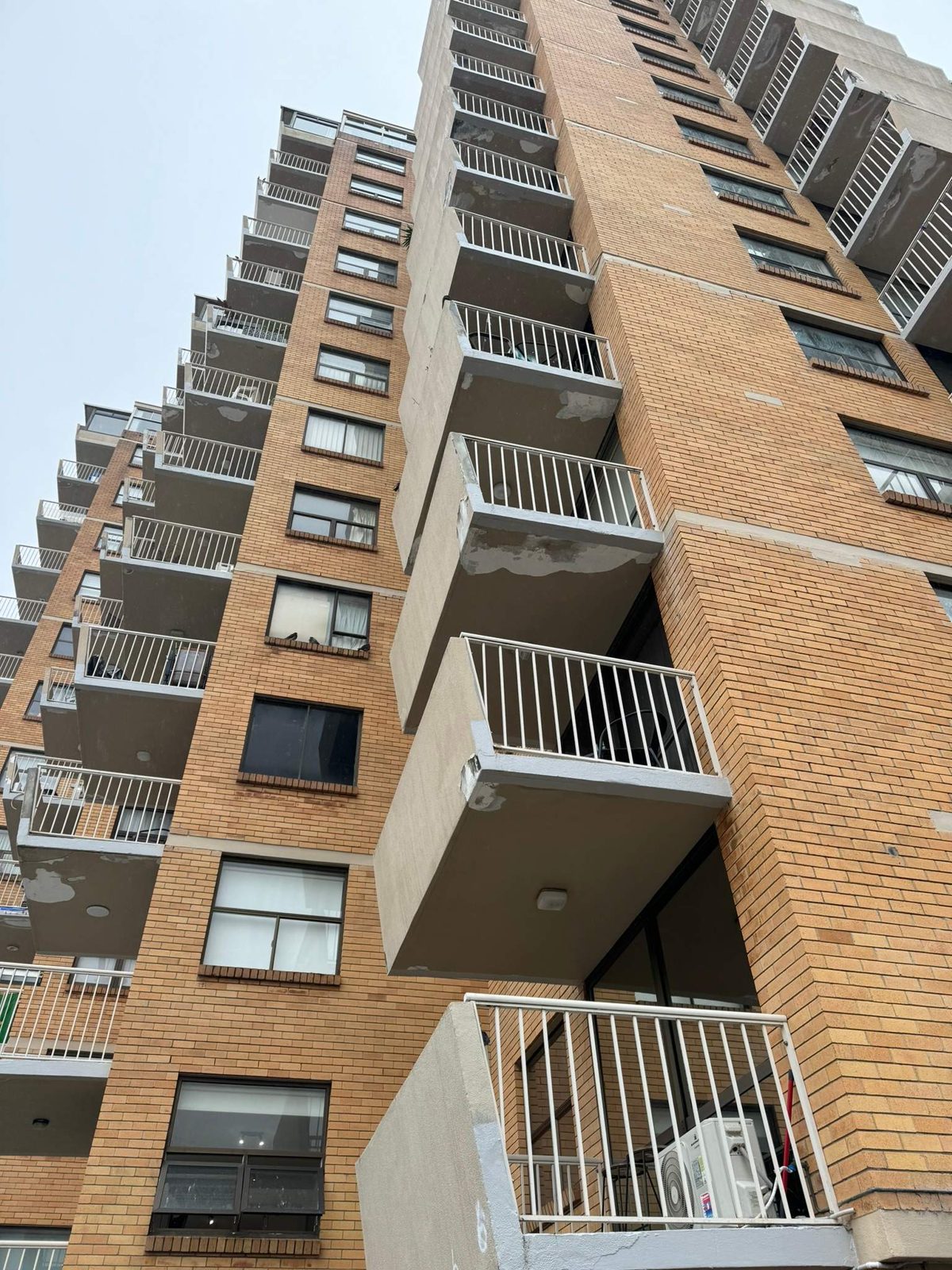 Paradise Towers, Surfers Paradise: high-rise repainted by rope access